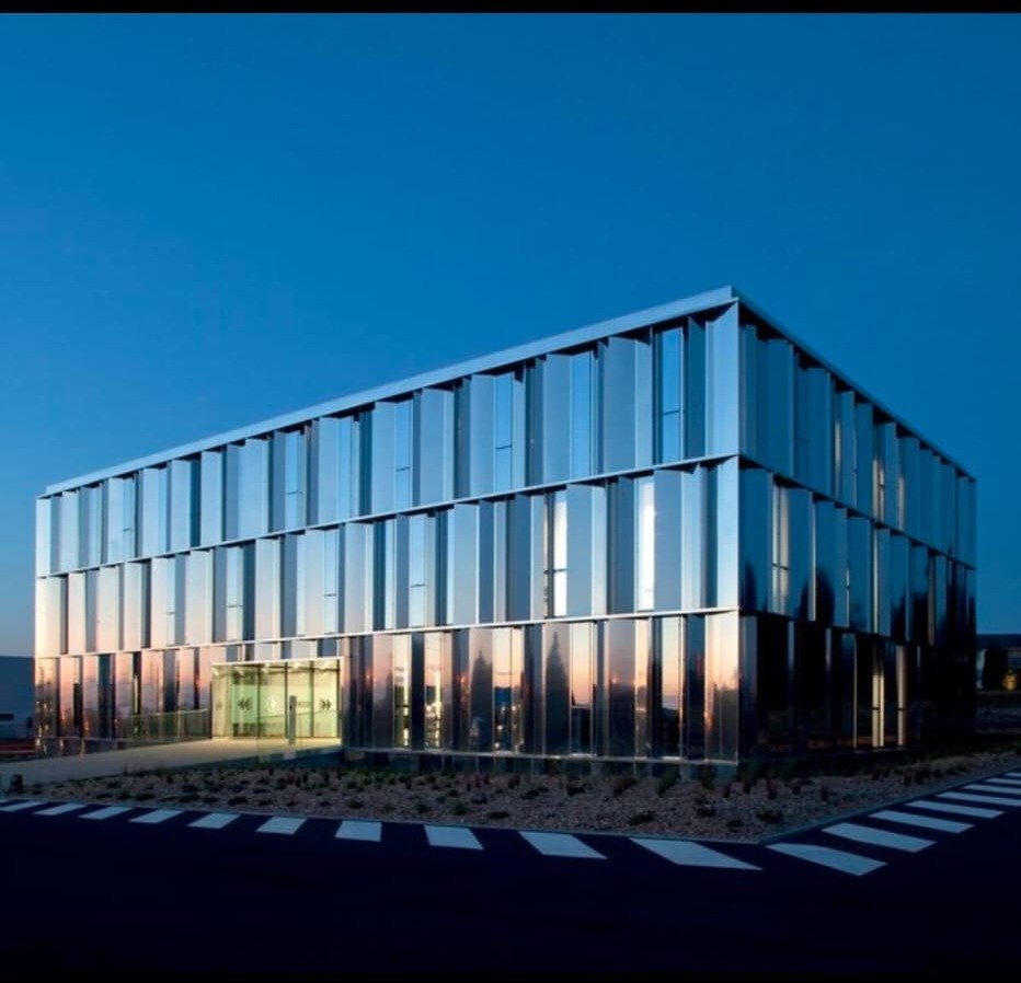 Commercial curtain walling